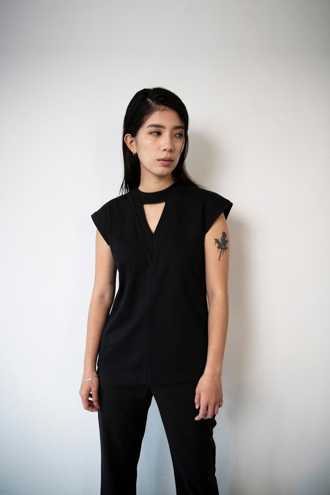 V领无袖T-SHIRT_黑/白 - 女装 T 恤 - 棉 黑色