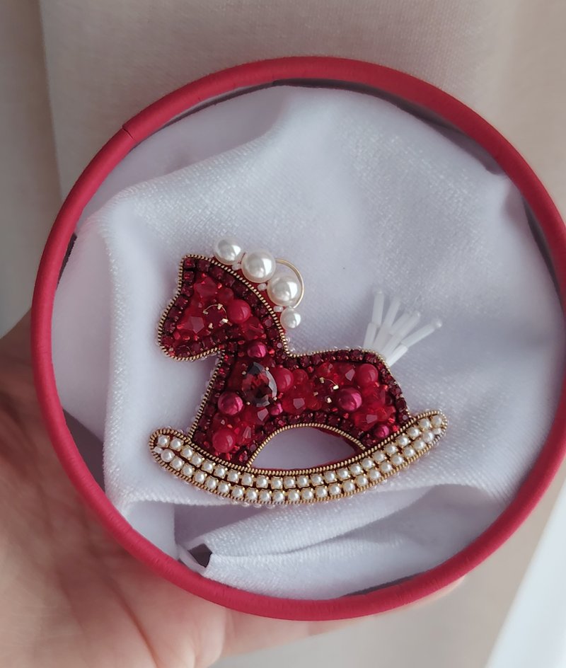 串珠摇摇马造型胸针，红色骏马别针，赠礼象征新年意象 - 胸针 - 其他材质 红色