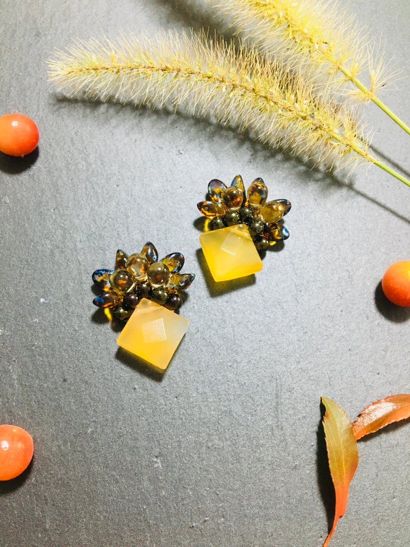 山吹色のカーネリアンとグラスビーズのピアス - 耳环/耳夹 - 半宝石 黄色