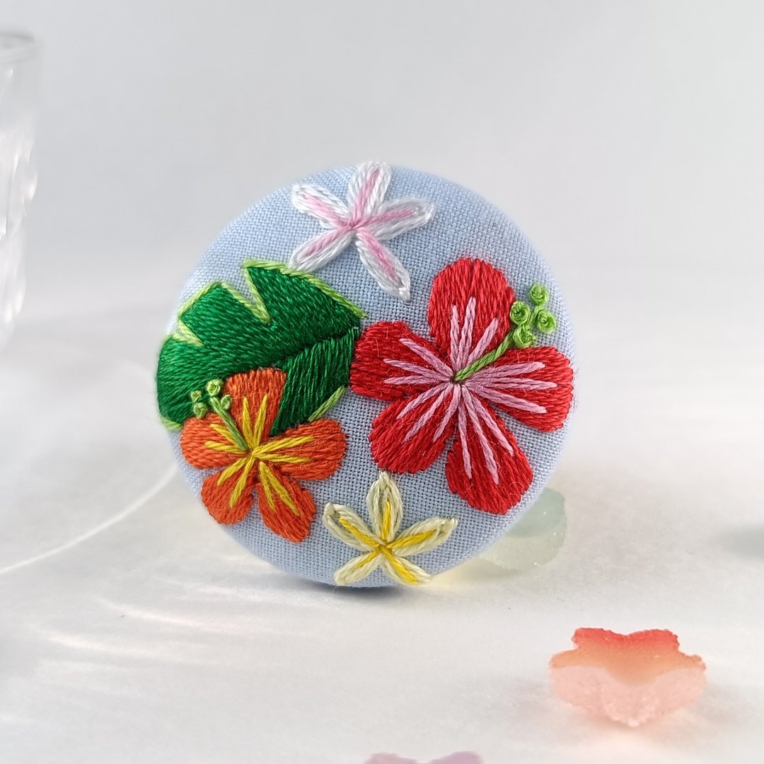 海滩、扶桑花与鸡蛋花刺绣胸针或刺绣发圈 - 胸针 - 棉 红色