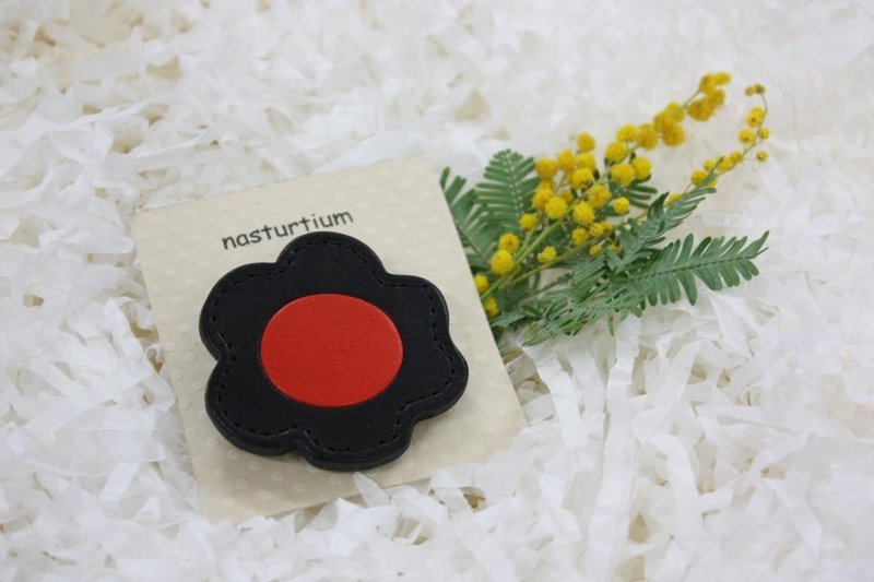 Brooch black × red flowers - 胸针 - 真皮 黑色