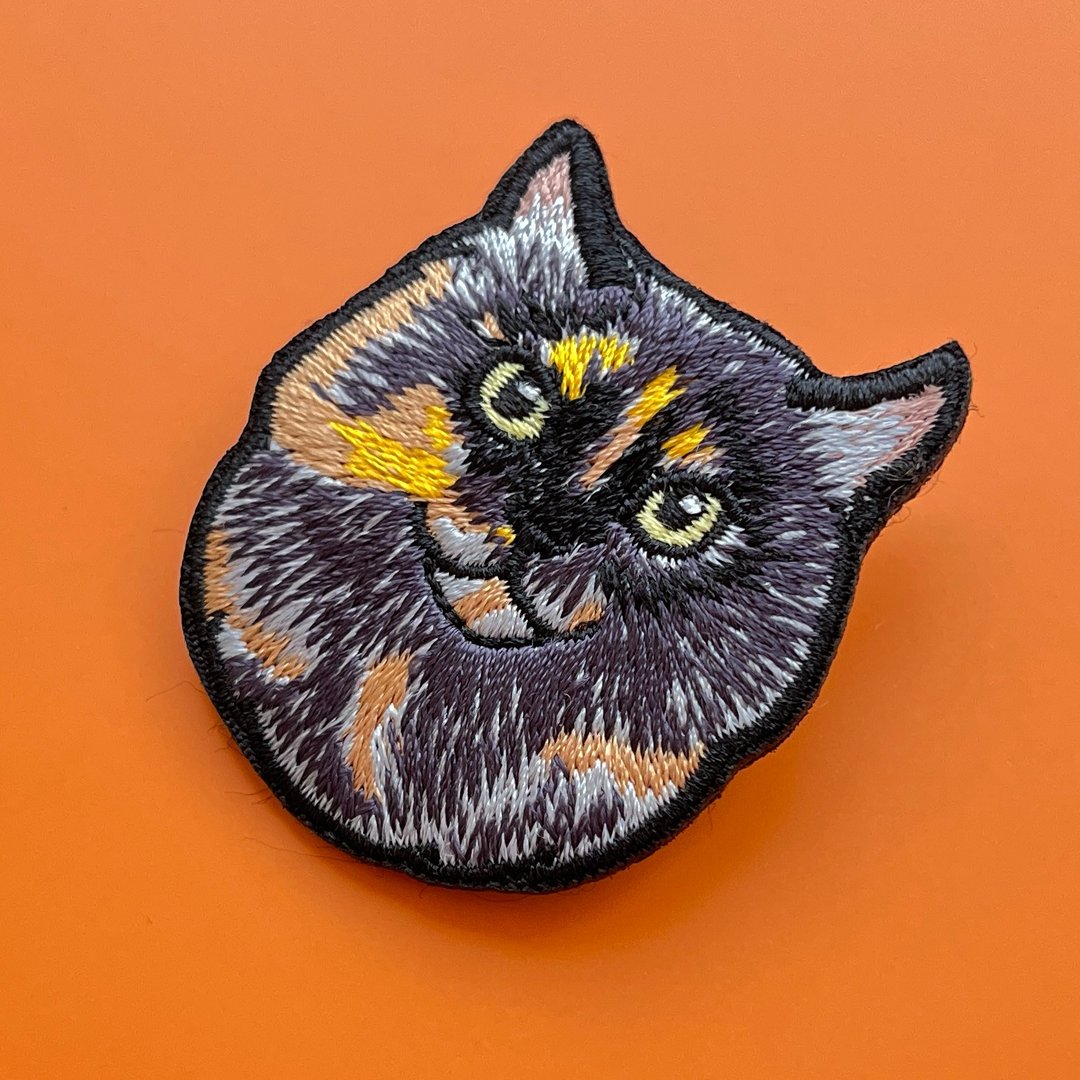 纹路雅致的猫咪“椿”胸针 - 胸针 - 绣线 咖啡色