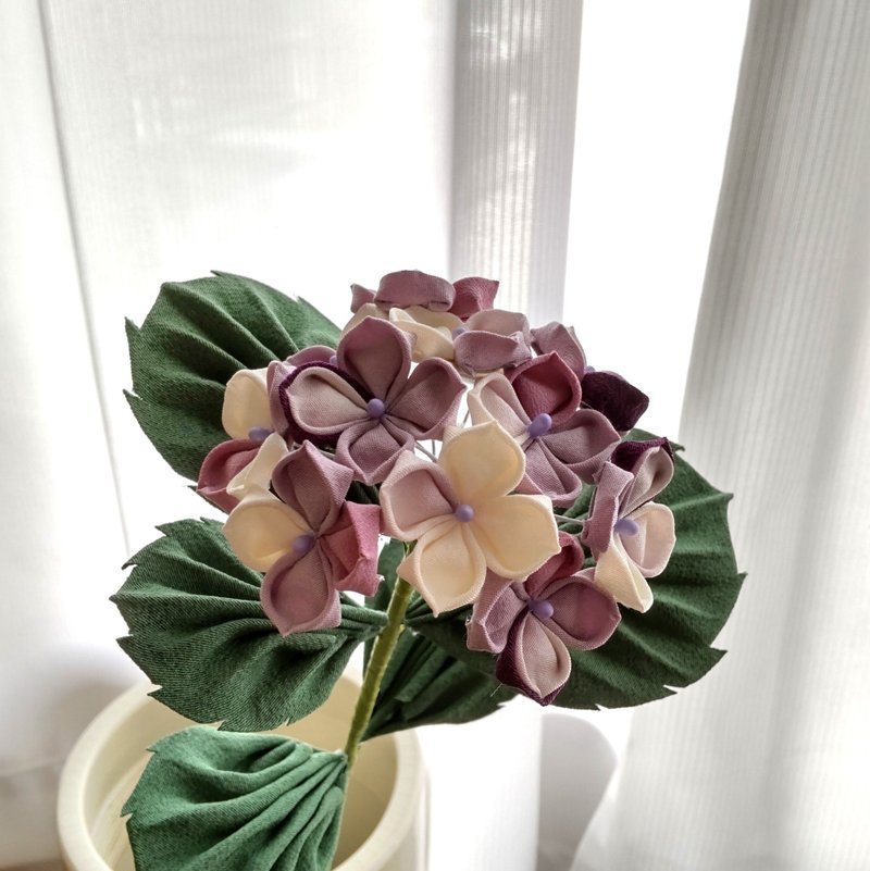 [New color] Tsumami-zaiku Hydrangea made with old cloth, Murasaki Ichirin series - 摆饰 - 丝．绢 紫色