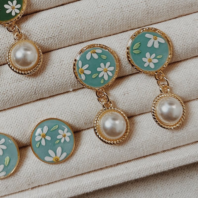 耳环 | Daisy Pearl 雏菊珍珠 - 云朵蓝 - 耳环/耳夹 - 其他材质 蓝色