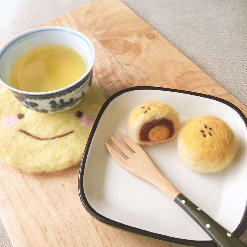 月饼咬一口系列 _ 羊毛毡蛋黄酥 吊饰 / 别针 - 吊饰 - 羊毛 橘色