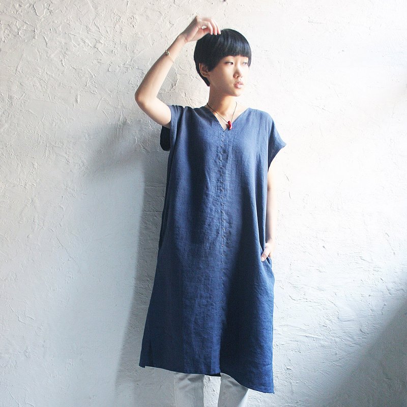 OMAKE / V领菱形缝线刺绣洋装/蓝 - 洋装/连衣裙 - 棉．麻 蓝色