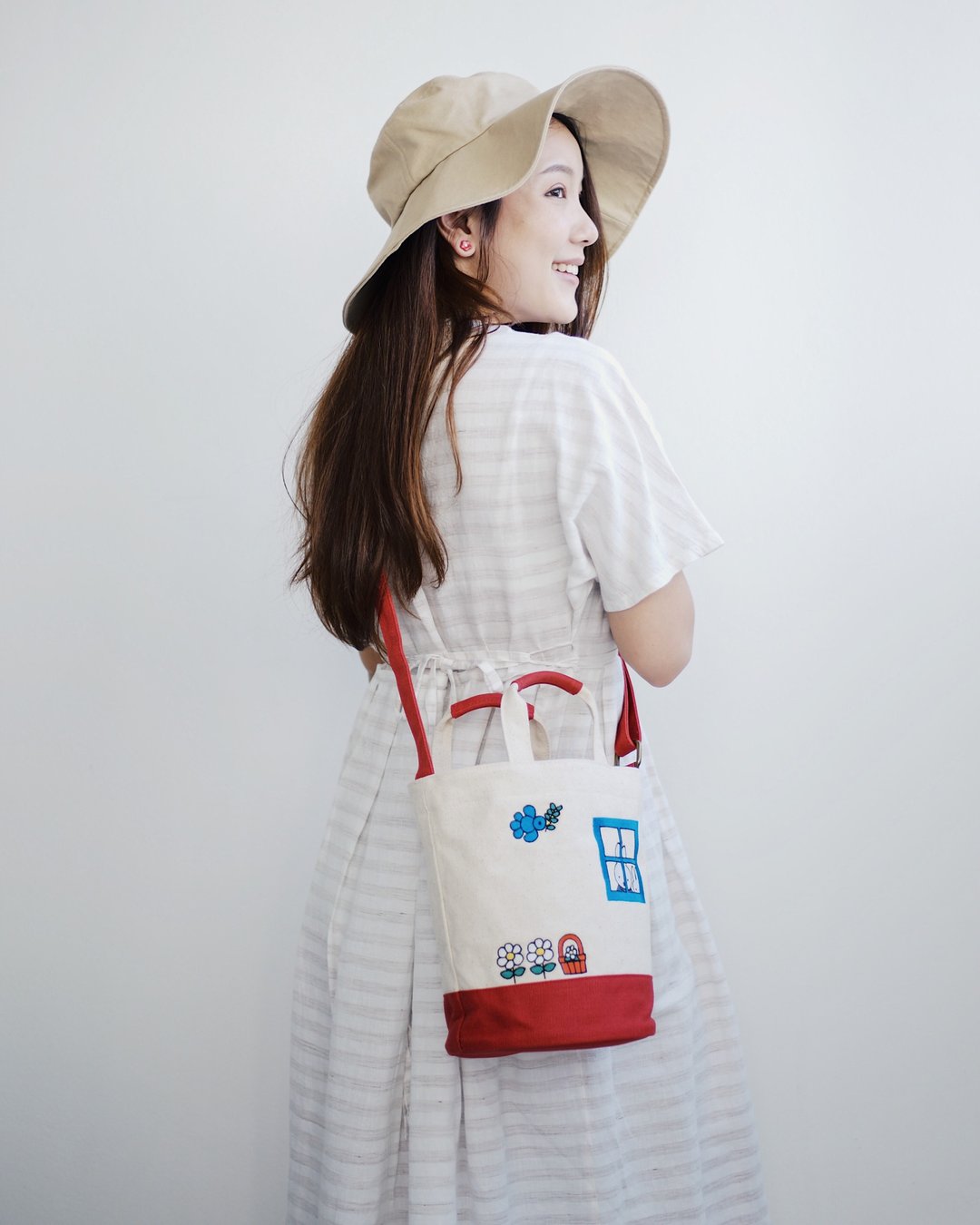 Pinkoi x Miffy 限定款水桶帆布束口包_MIFFY IN THE HOUSE:白/红 - 束口袋双肩包 - 棉 红色