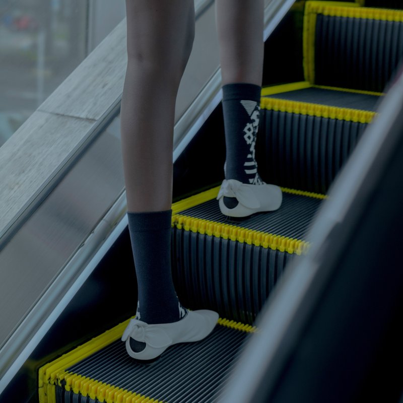 MC005 Card Play 经典黑白不对称设计长袜 - 袜子 - 棉．麻 黑色