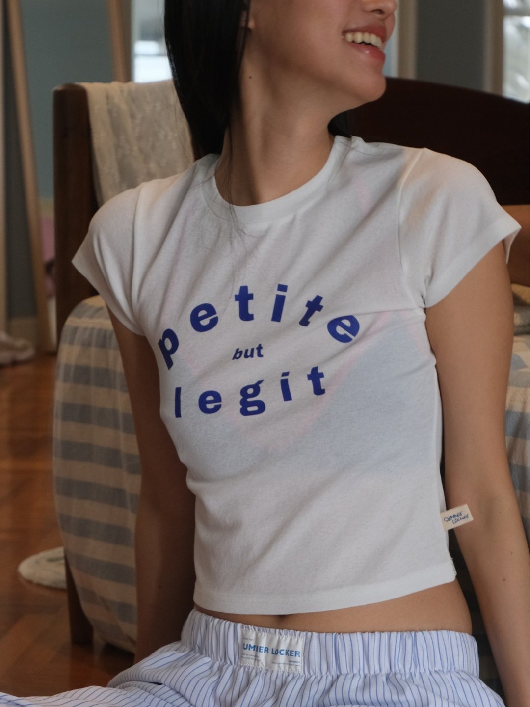 summer locker 短版 T 恤 (baby tee) 印有 petite (but legit) 字样 - 女装 T 恤 - 其他人造纤维 白色