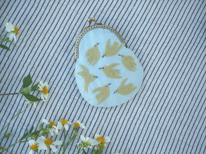 Coin Purse with The birds fly Hand Embroidered. - 零钱包 - 棉．麻 蓝色