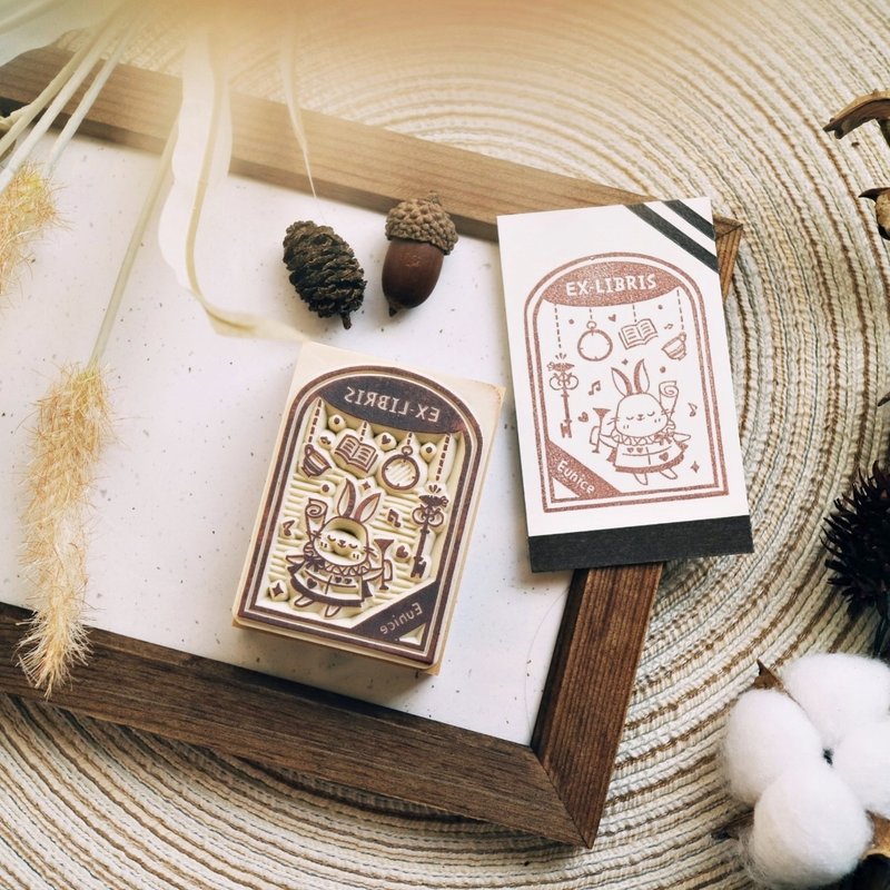 手工橡皮章－爱丽丝的时间  2023兔年藏书章 5X7cm - 印章/印台 - 橡胶 咖啡色
