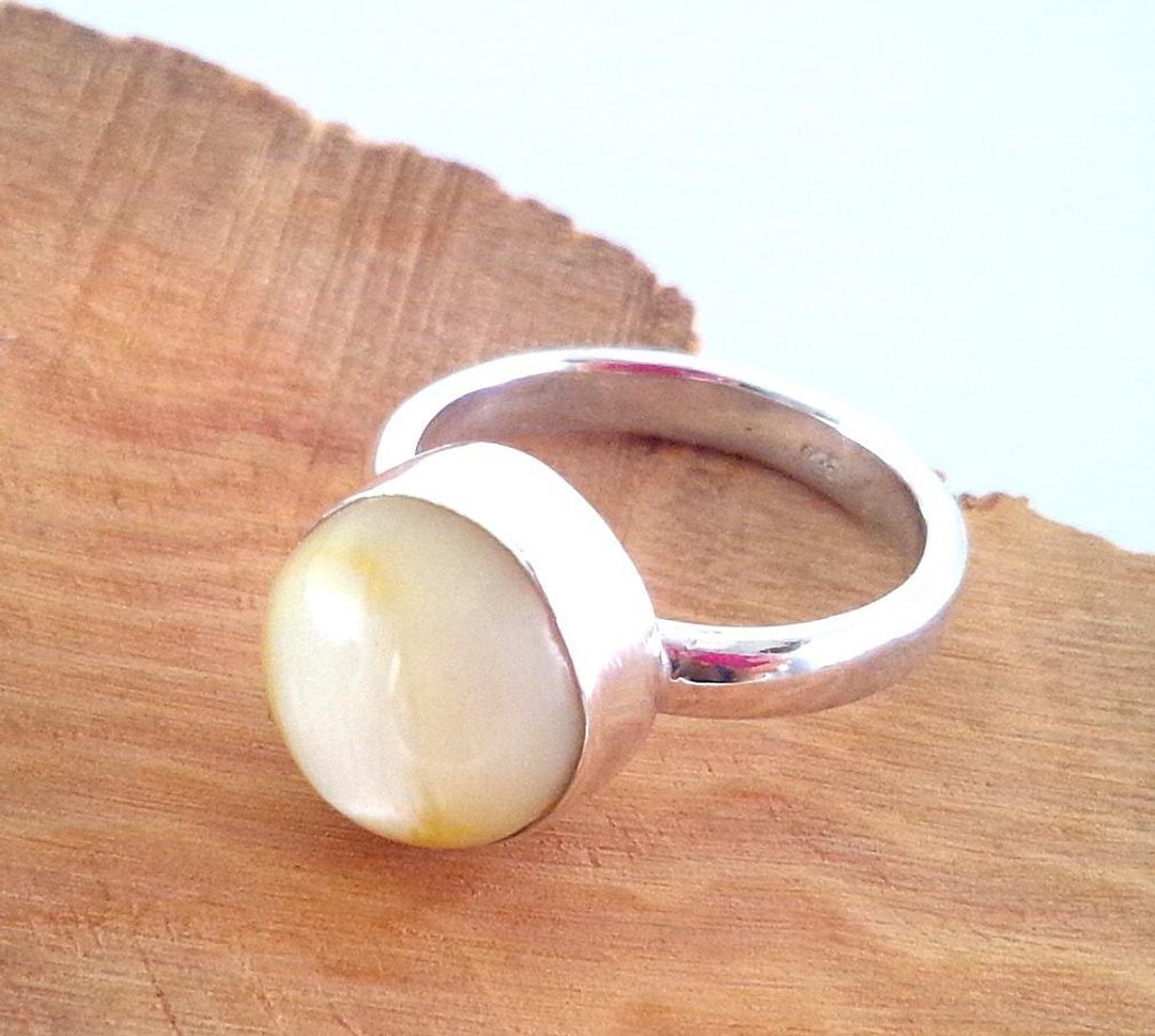 Month of Stone/ cat eye of Stone natural Cat's Eye Moonstone ring - 戒指 - 宝石 白色