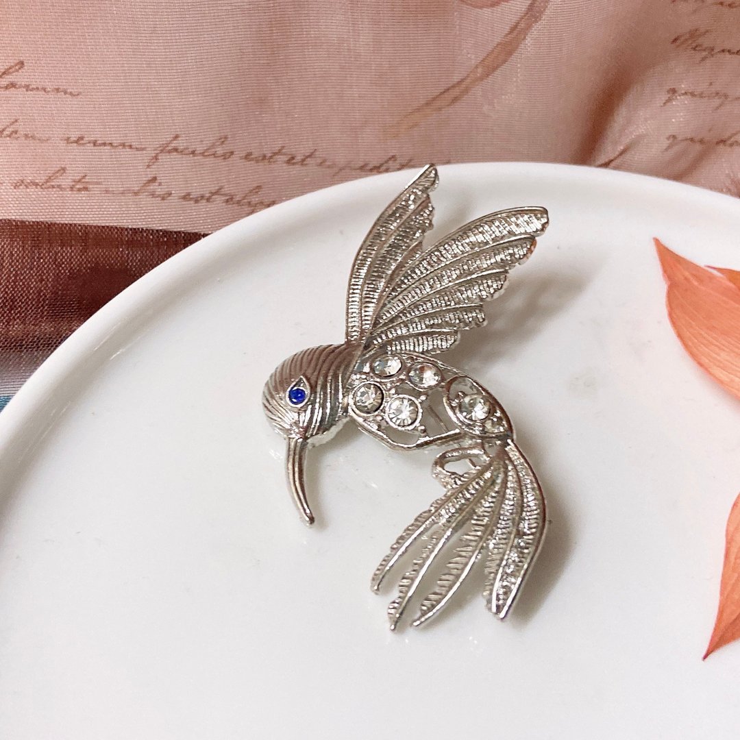 【西洋古董饰品】森林女神 蜂鸟 掐丝羽毛纹理 花冠 胸章 胸针 - 胸针 - 贵金属 银色