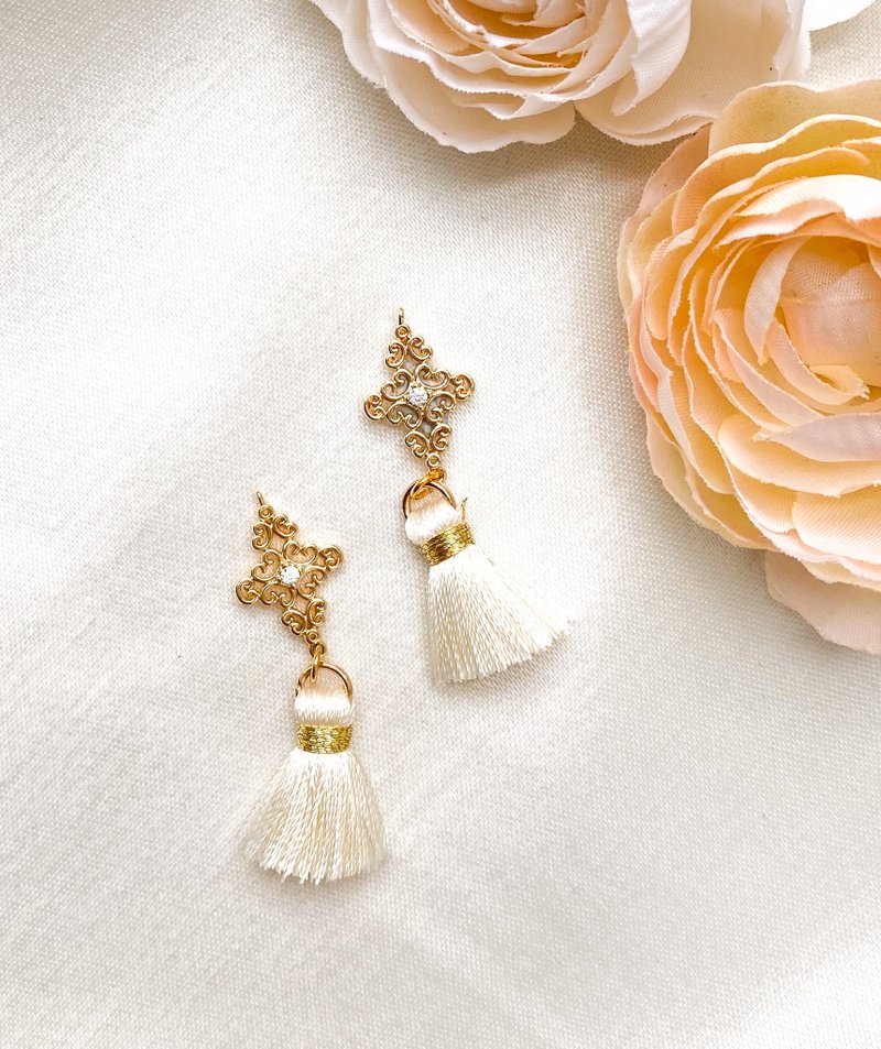 RURI | 金色菱型通花 白色流须 耳环 耳夹 - 耳环/耳夹 - 铜/黄铜 白色