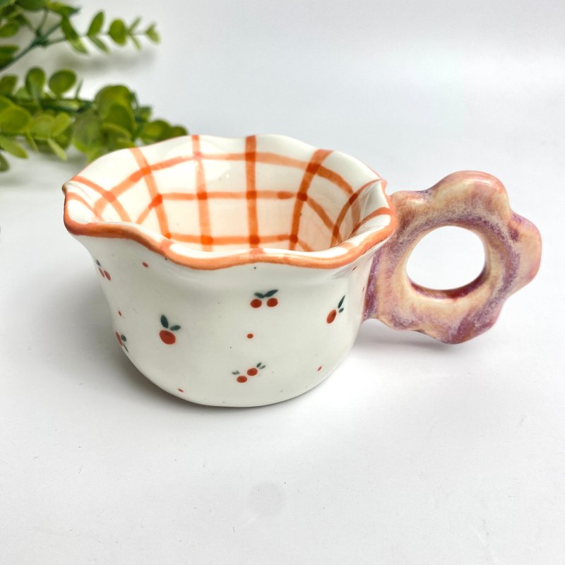 手工制作的陶瓷马克杯，白、红的格子图案，非常可爱。 - 咖啡杯/马克杯 - 陶 白色