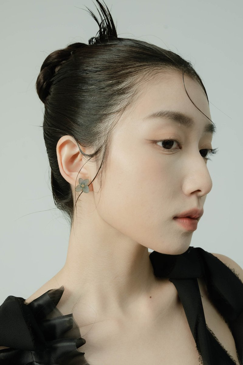 真花耳环-灰 Love Earrings- Gray - 耳环/耳夹 - 植物．花 灰色