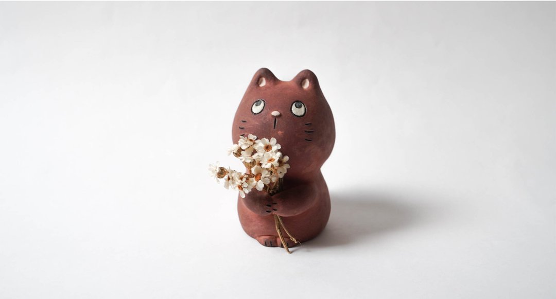 陶艺手作-小陶猫-拿花的猫 - 花瓶/陶器 - 陶 咖啡色