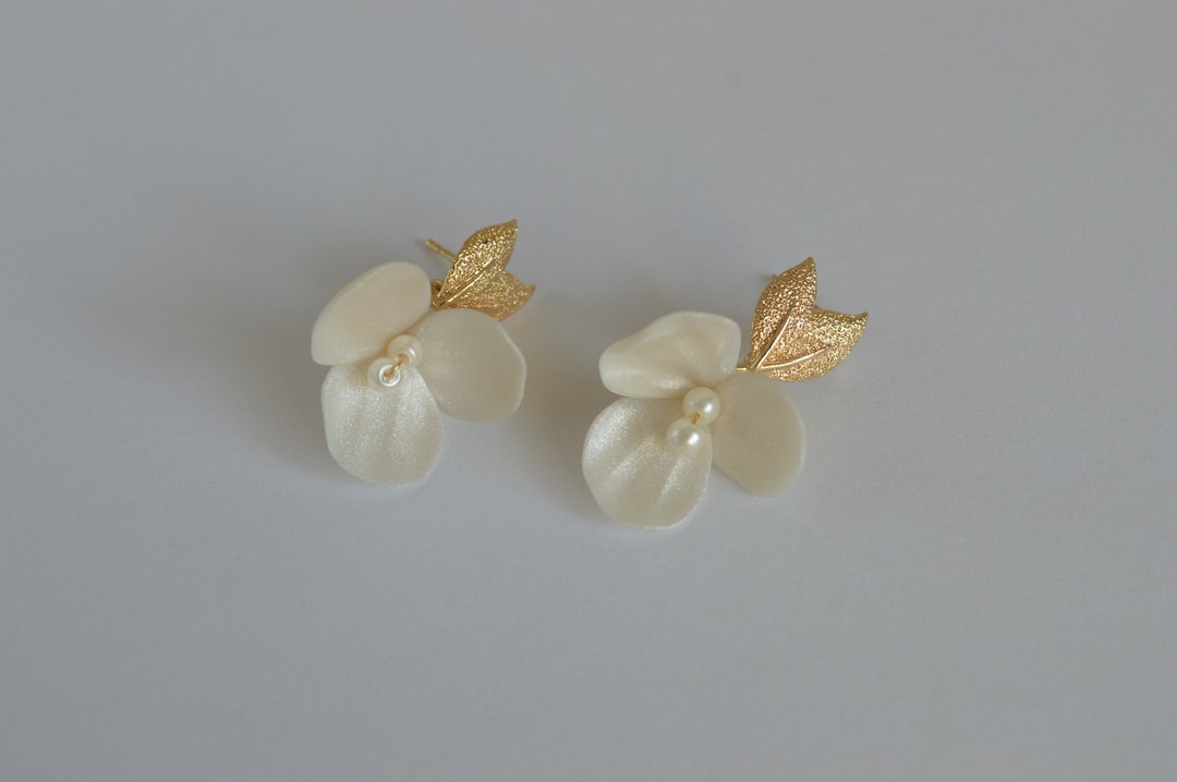 Wedding stud-earrings with floral design, Clay flower gold bridal earrings - 耳环/耳夹 - 粘土 白色