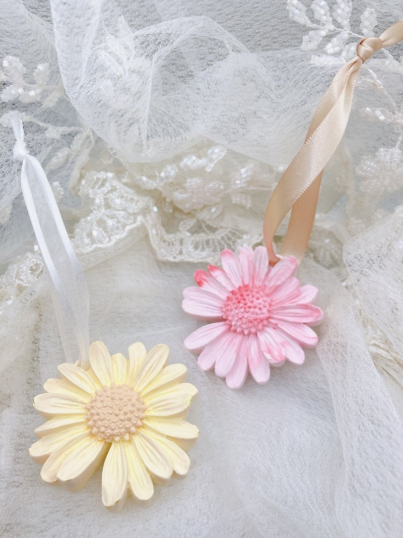 【扩香石礼盒】毕业季限定 雏菊扩香挂饰 - 香薰/精油/线香 - 其他材质 多色