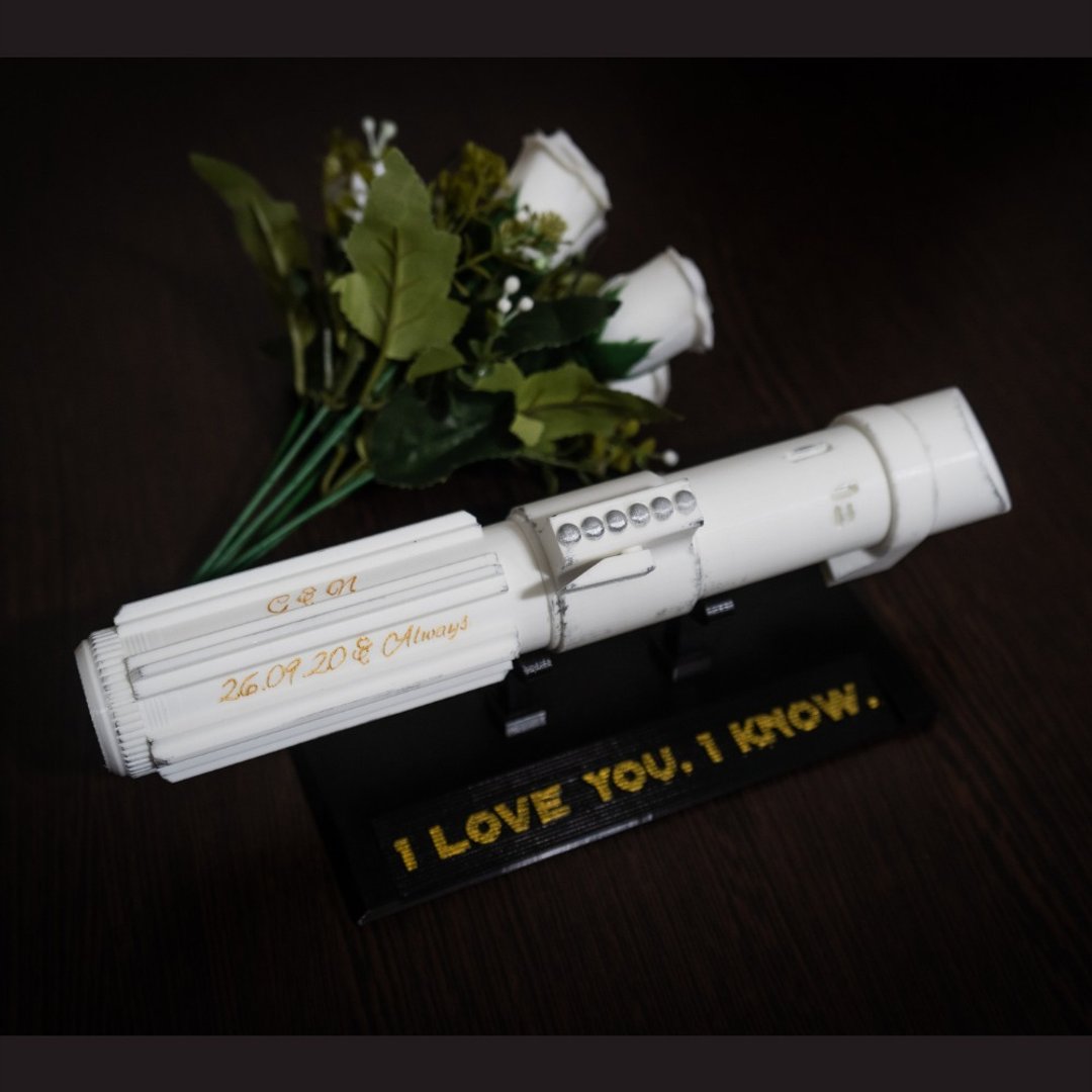 Wedding bouquet holder inspired by Darth Vader's lightsaber hilt - 干燥花/捧花 - 塑料 金色