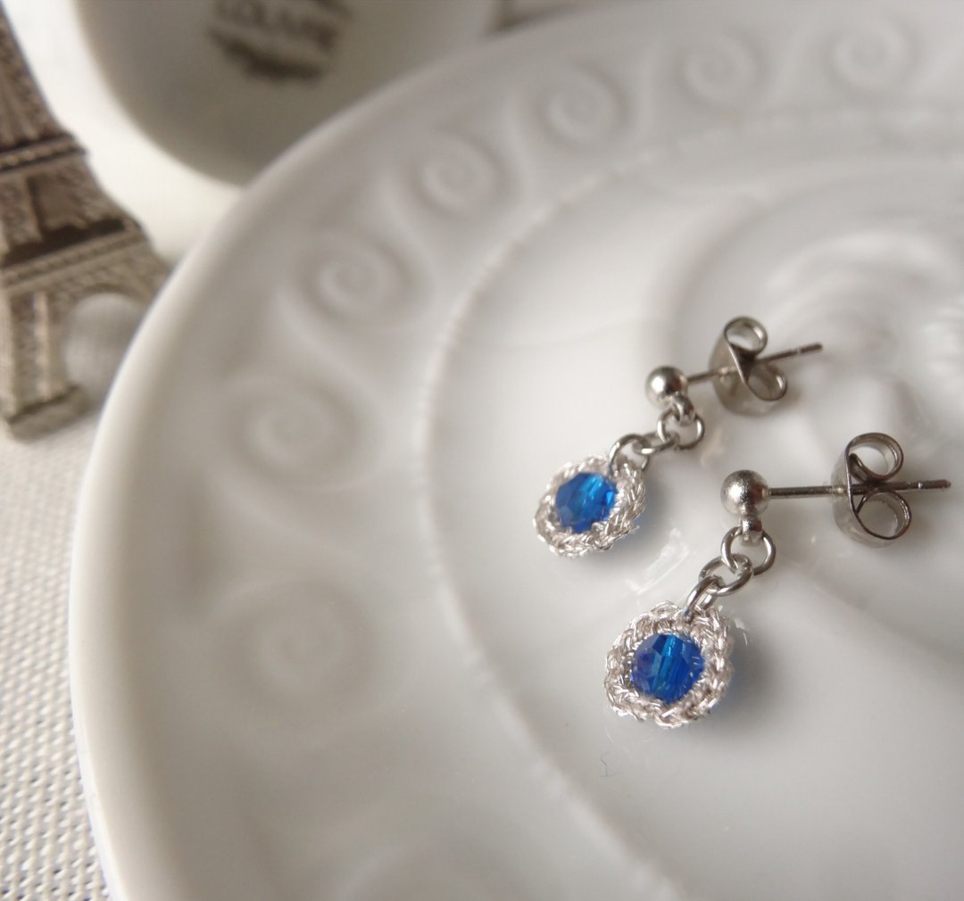 Boucles d'oreilles petites swarovski Capri Blue x Silver - 耳环/耳夹 - 玻璃 蓝色