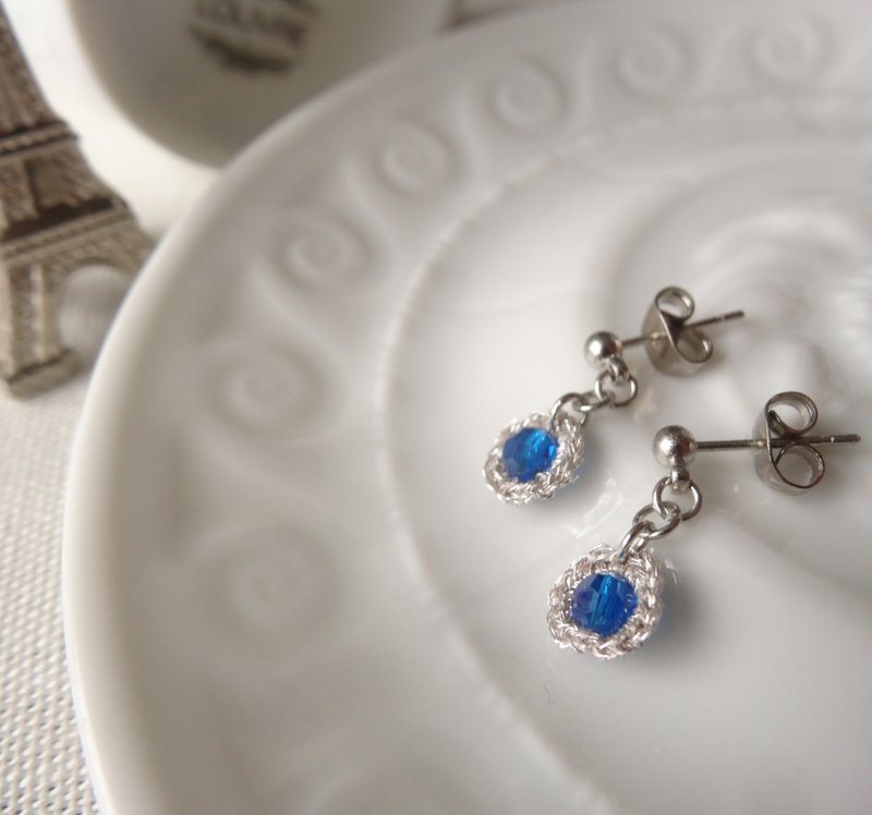 Boucles d'oreilles petites swarovski Capri Blue x Silver - 耳环/耳夹 - 玻璃 蓝色