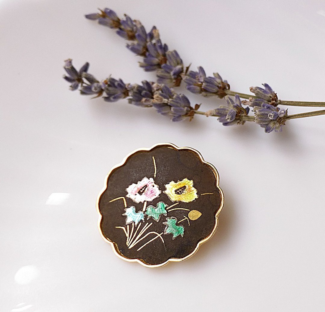【西洋古董饰品/年代老件】Japan Damascene 彩色珐琅花卉 别针坠 - 徽章/别针 - 其他金属 金色
