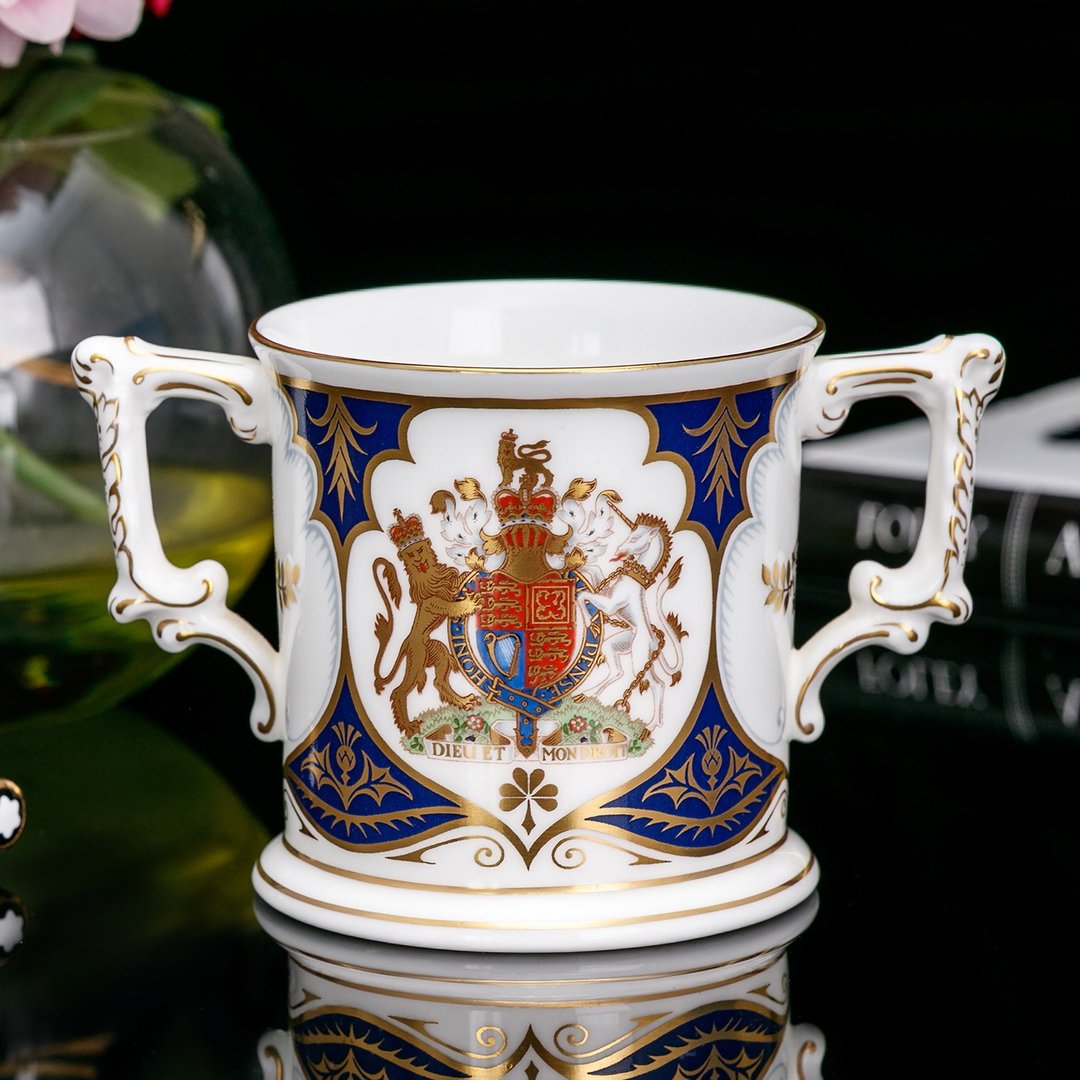王者之风Royal Crown Derby 1996女王七十寿辰灿金双耳骨瓷马克杯 - 咖啡杯/马克杯 - 瓷 