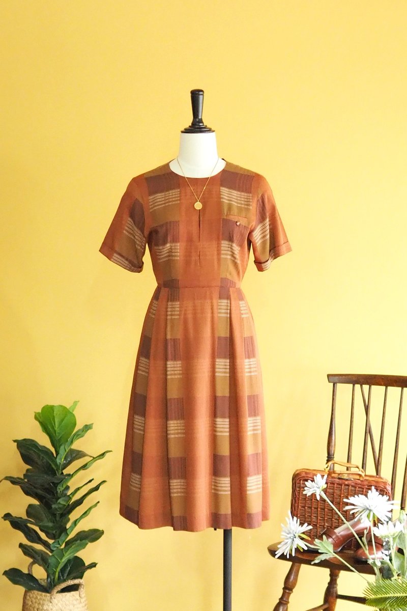古著洋裝 | Size S | Brown smooth woven fabric very cute - 洋装/连衣裙 - 聚酯纤维 咖啡色