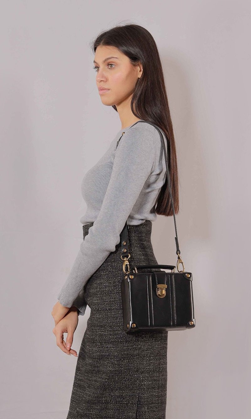 FIONA MINI 黑色 英伦牛皮复古侧肩背 小行李箱 迷你链条包 - 侧背包/斜挎包 - 真皮 黑色