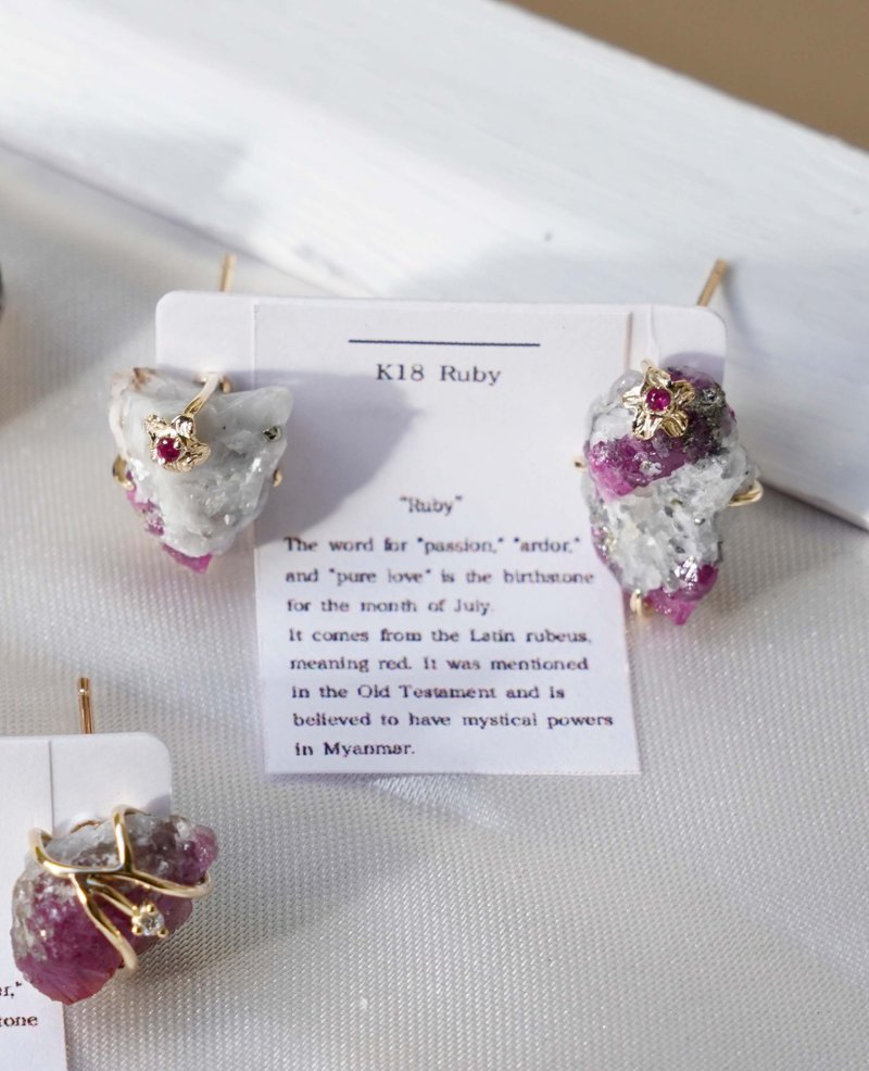Rough stone pierced earrings (Ruby K18) - 耳环/耳夹 - 其他金属 金色