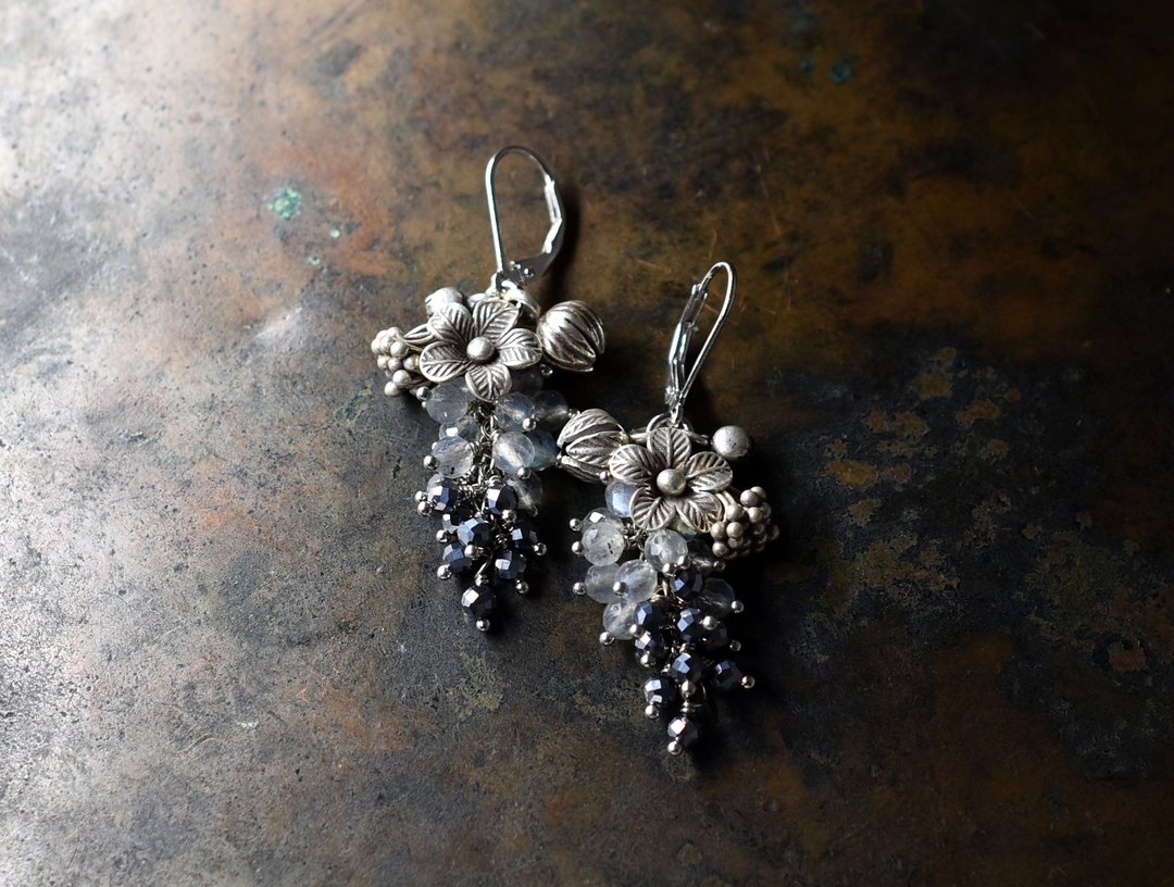 Karen Silver flowers and buds, heavy labradorite and terahertz, small bell earrings - 耳环/耳夹 - 其他金属 银色