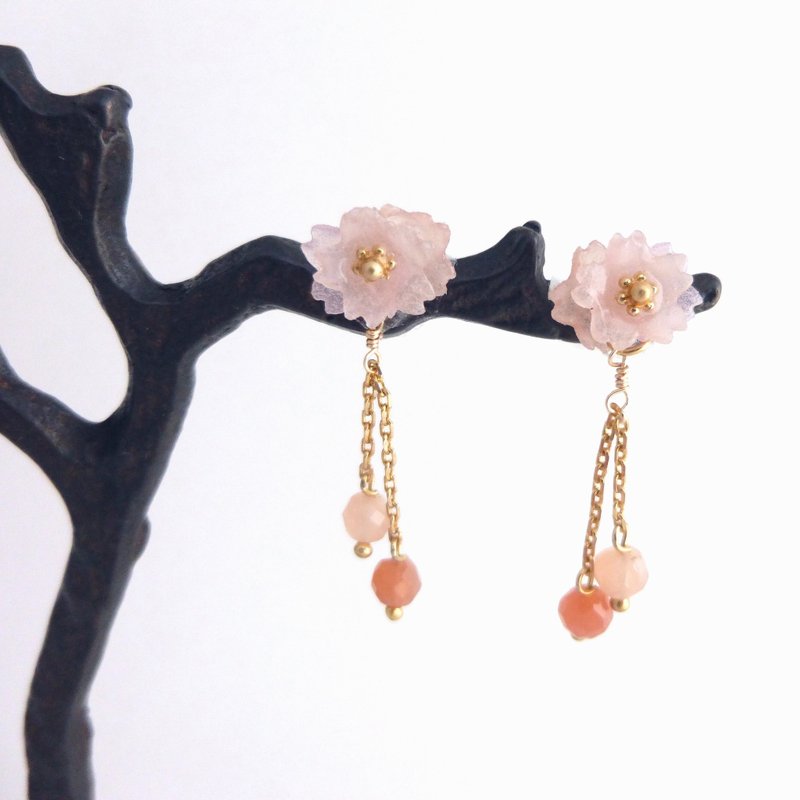 Small cherry blossoms and pink moonstone earrings - 耳环/耳夹 - 粘土 粉红色