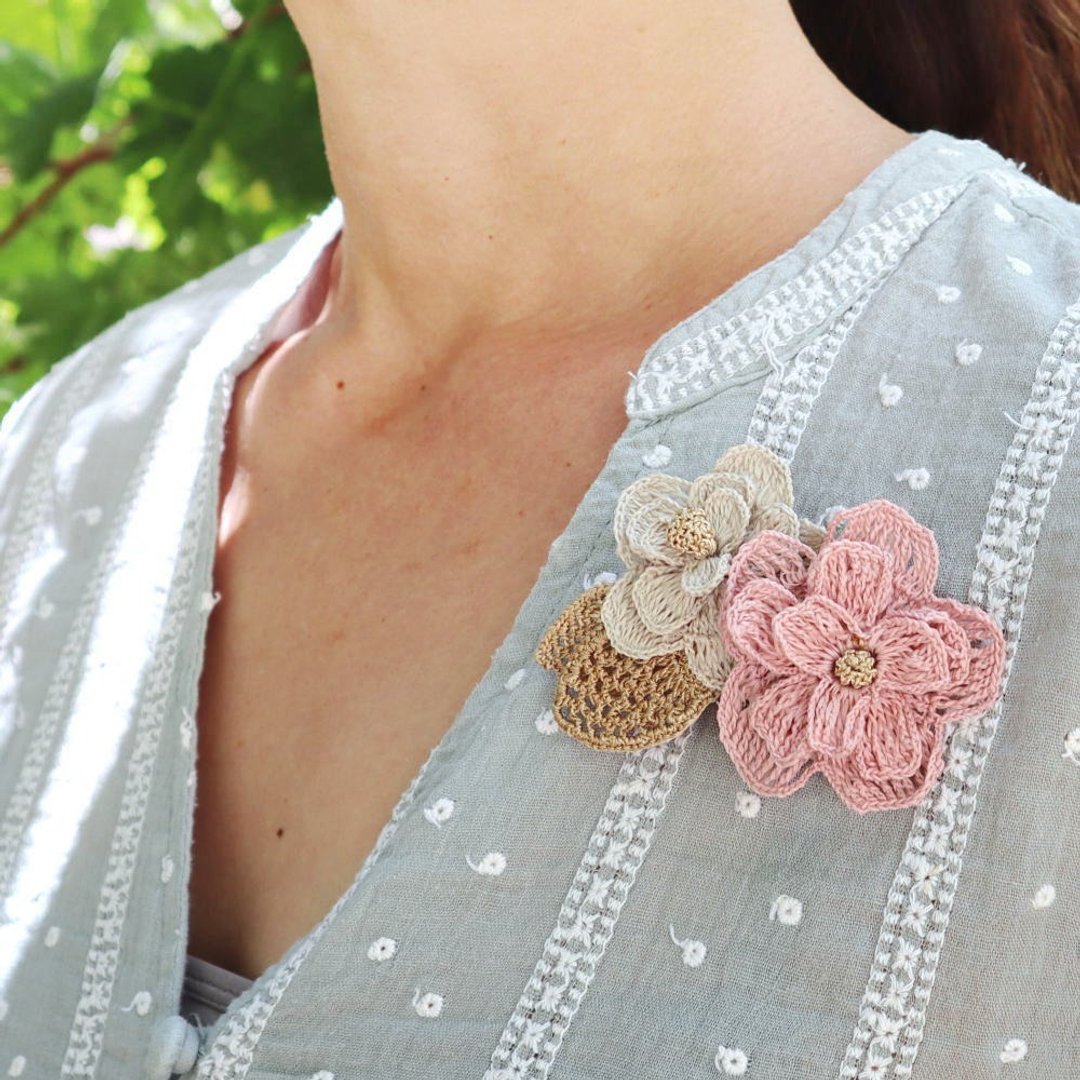OYA crochet Flower Brooch - Margaret - Shell pink - 胸针 - 绣线 粉红色