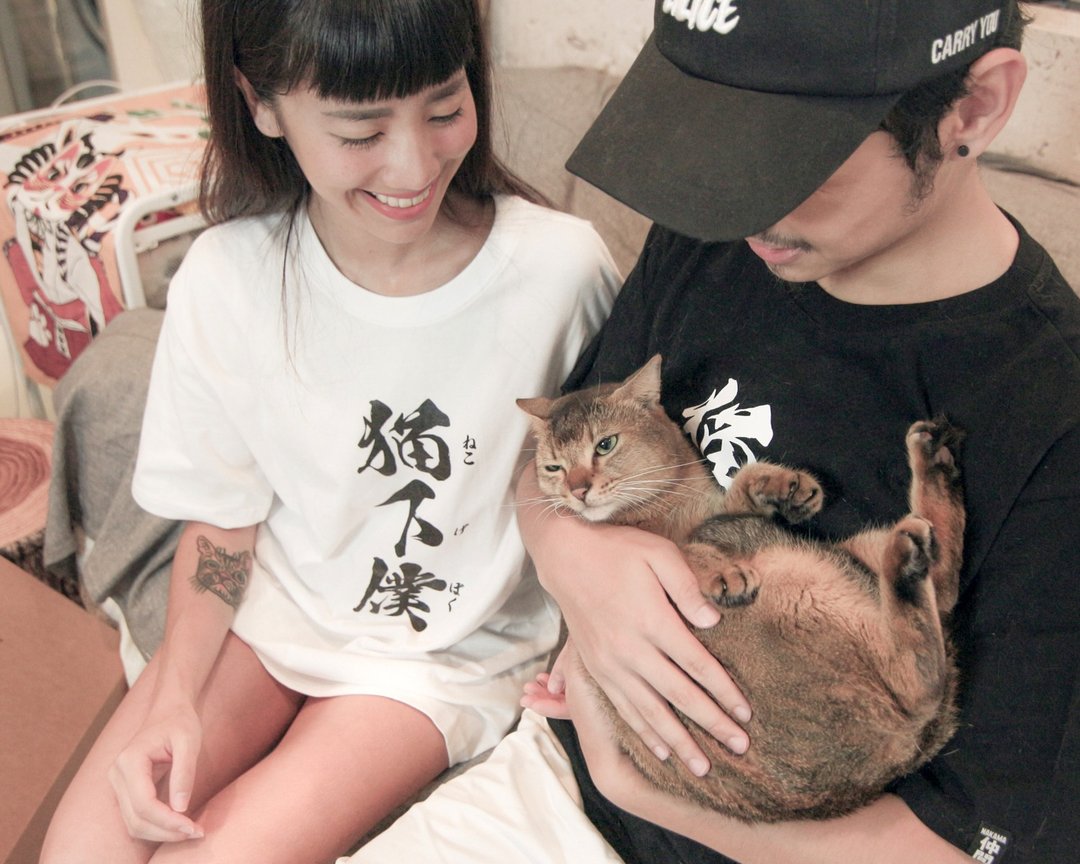 猫下仆 汉字 短T - 女装 T 恤 - 棉．麻 白色