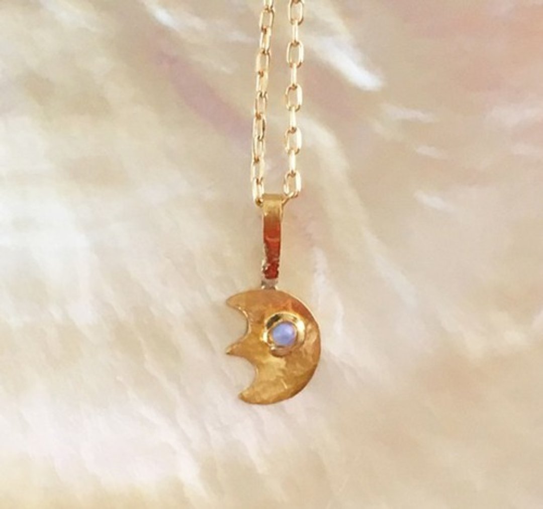 欧泊石之瞳｜纯金弯月坠饰 K24 Crescent+Opal Pendant Top - 项链 - 其他金属 