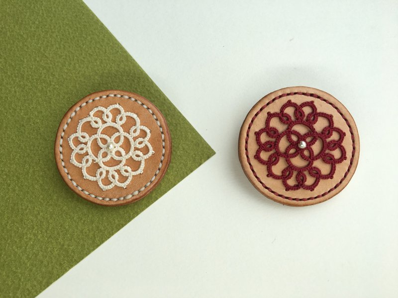 圆饼干 - 手织蕾丝皮革胸针 / tatting / 蕾丝 / 牛皮 / 别针/ 手工缝制 - 胸针 - 真皮 白色
