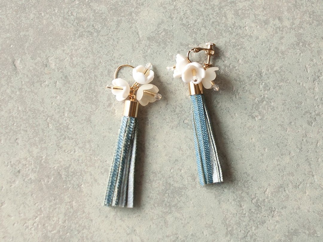 Flower and tassel earrings / earrings / denim / white - 耳环/耳夹 - 粘土 蓝色