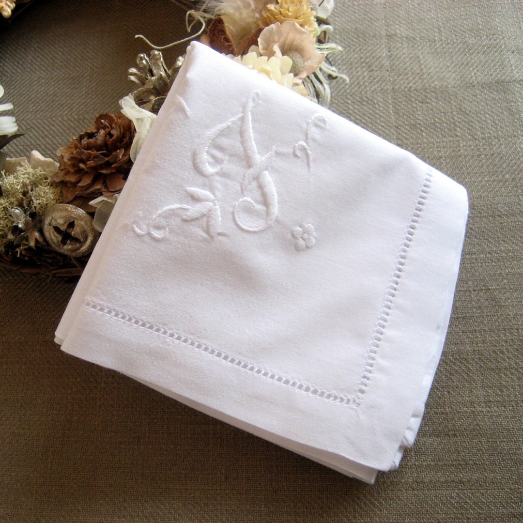 Hand embroidery initials handkerchief F - 手帕/方巾 - 棉 白色