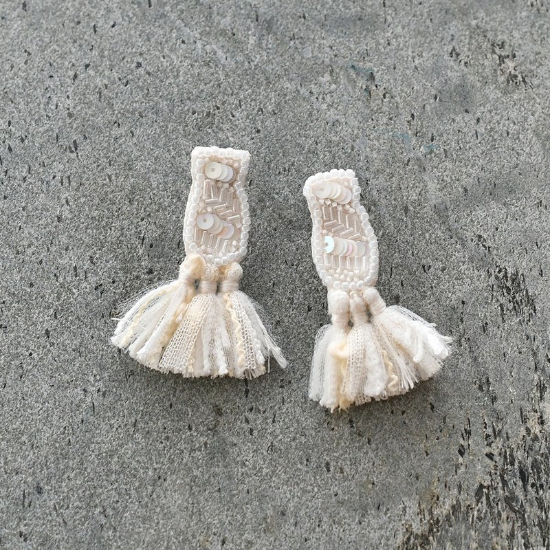 Bead embroidery tassel earrings - 耳环/耳夹 - 绣线 白色