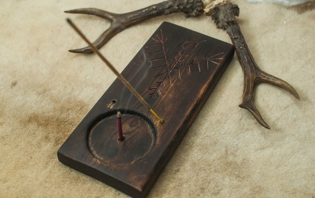 Incense stand wooden candlestick raven of Odin Hunin Munin mindful rememberer - 蜡烛/烛台 - 木头 咖啡色