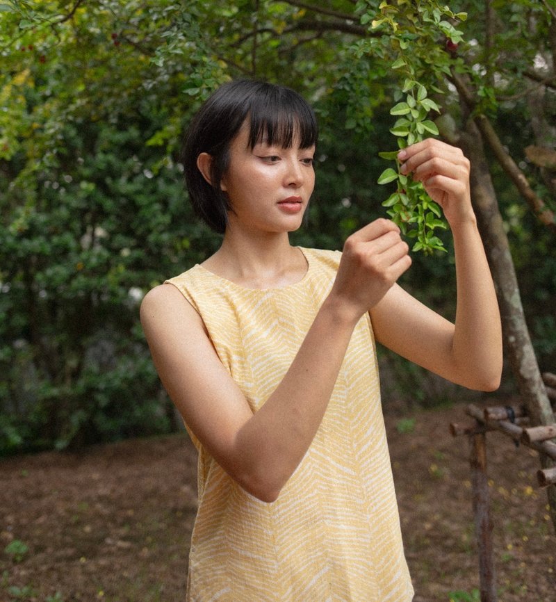 Mulmul 芥末松木背心 - 女装上衣 - 棉．麻 黄色