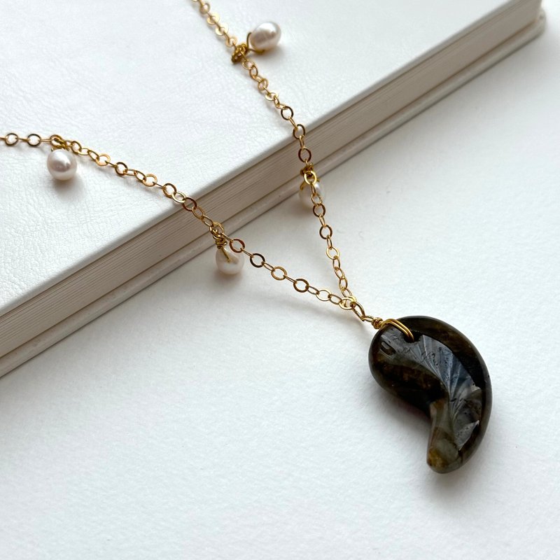 【日月守护】拉长石出云型勾玉淡水珍珠镀金项链 疗愈心底恐惧 - 项链 - 贝壳 多色
