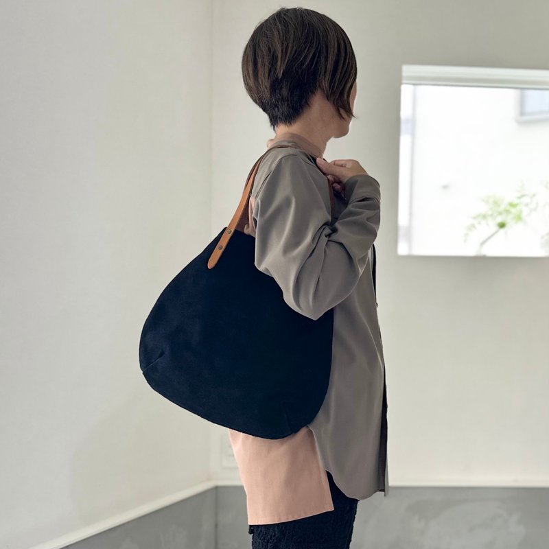 【2025登场 M尺寸】牛床绒面皮革与极厚油蜡皮革圆形托特包 M-size【黑色】 - 手提包/手提袋 - 真皮 黑色