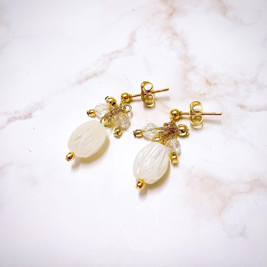 White shell bud earrings / Clip-On for metal allergies - 耳环/耳夹 - 贝壳 白色