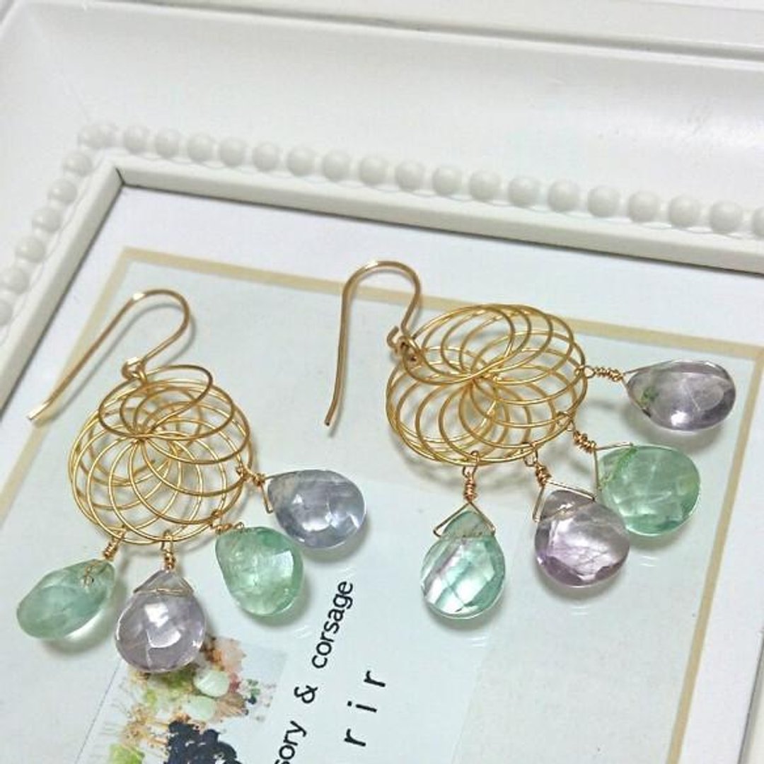14kgf flow Light &amp; delicate flower motif earrings (earrings) - 耳环/耳夹 - 宝石 绿色