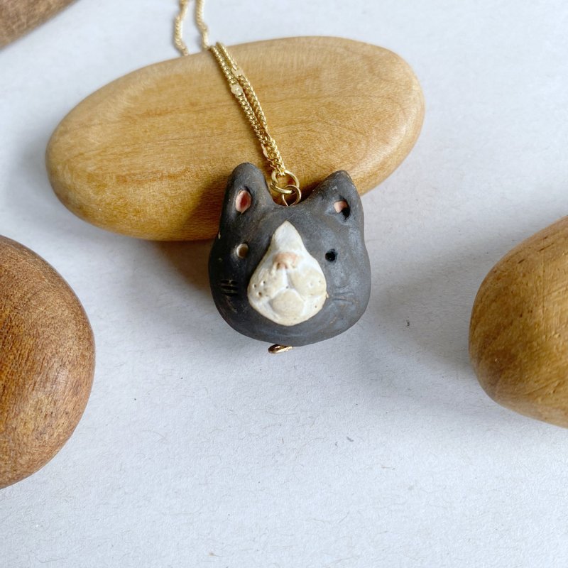 Tuxedo cat necklace / handmade ceramic - 项链 - 陶 黑色