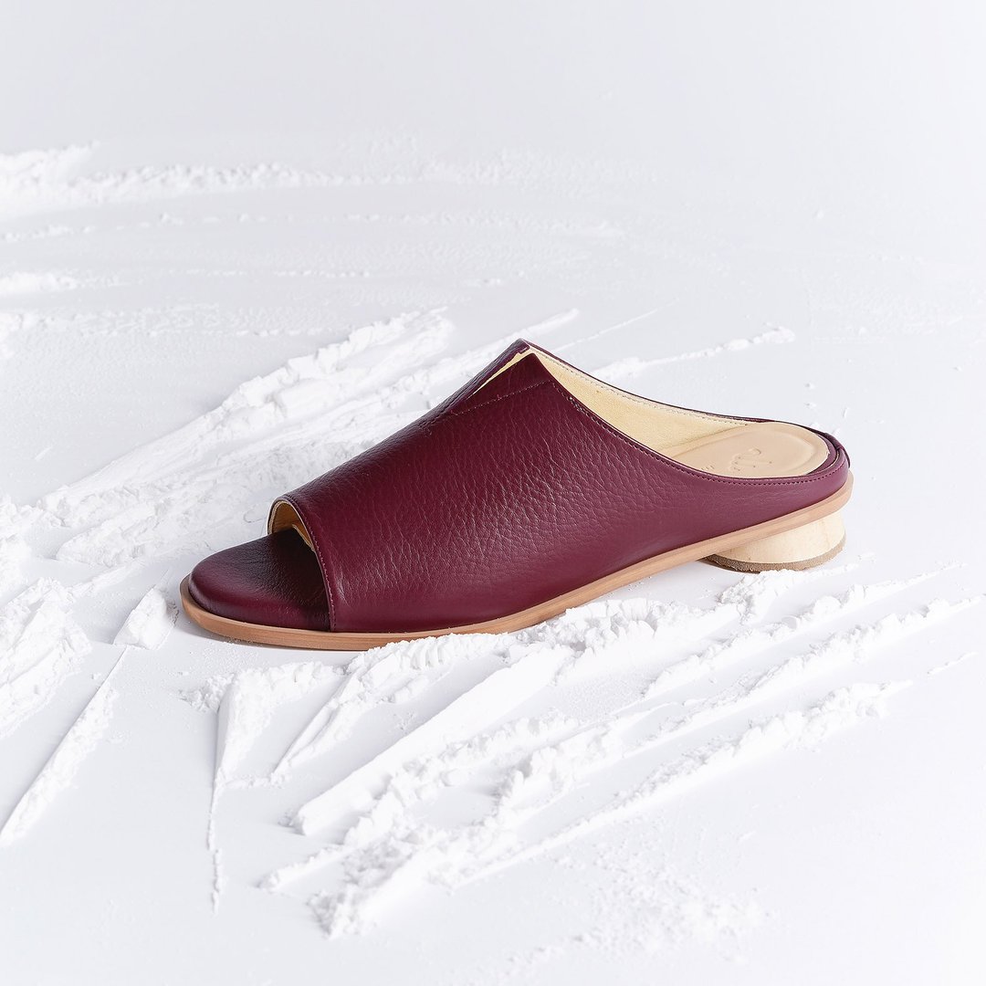 Red Burgundy - Pistachio Sandals - 男女凉鞋 - 真皮 红色