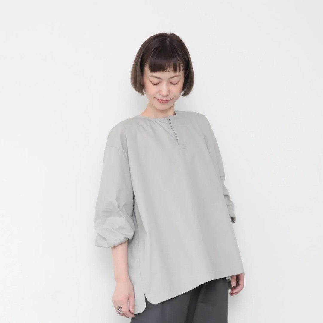 OMAKE.jp 藏扣澎袖百折衫MocBlouse 灰 - 女装上衣 - 棉 灰色