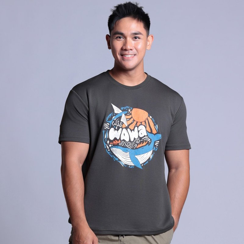 【海的心跳系列】海洋WAWA排汗T深灰绿款(男女适用) - 男装上衣/T 恤 - 棉．麻 咖啡色